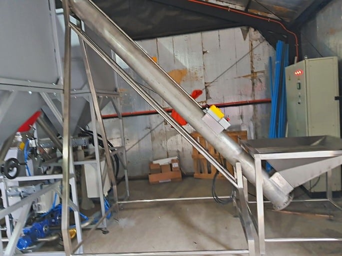 feed loader with auger used in aquaculture